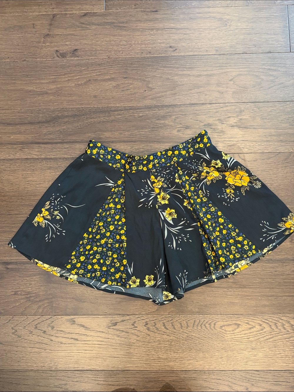BOG Collective Floral Black & Yellow Women's Skater Shorts Size Small - C57-001